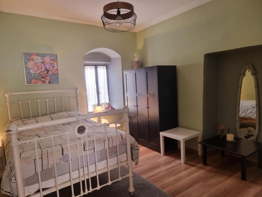 ελιά παραδοσιάκο σπίτι στην * Amfiklia