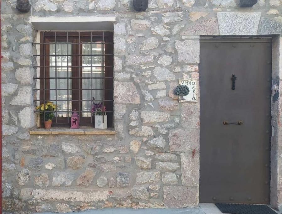 ελιά παραδοσιάκο σπίτι στην *
