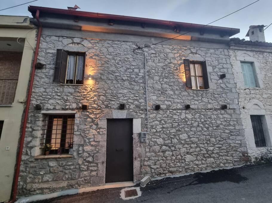 ελιά παραδοσιάκο σπίτι στην Amfiklia